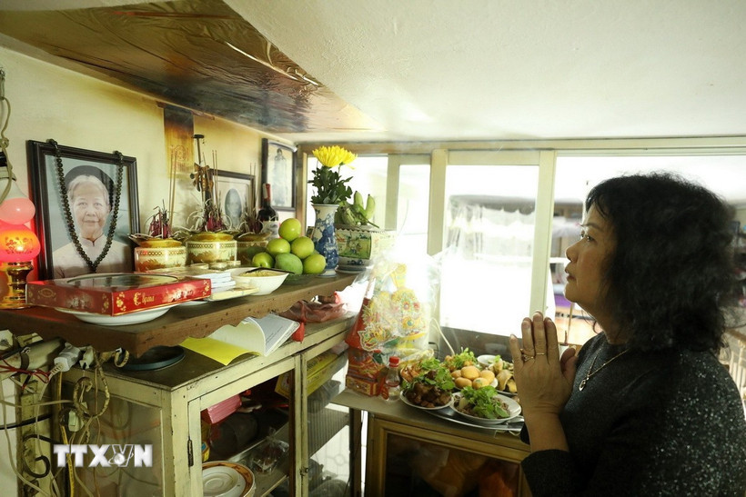 Gia đình bà Liên (phường Tràng Tiền, quận Hoàn Kiếm, Hà Nội) lại làm lễ tiễn ông Công, ông Táo lên chầu trời từ sáng sớm ngày 23 tháng Chạp năm Quý Mão. (Ảnh: Minh Quyết/TTXVN)