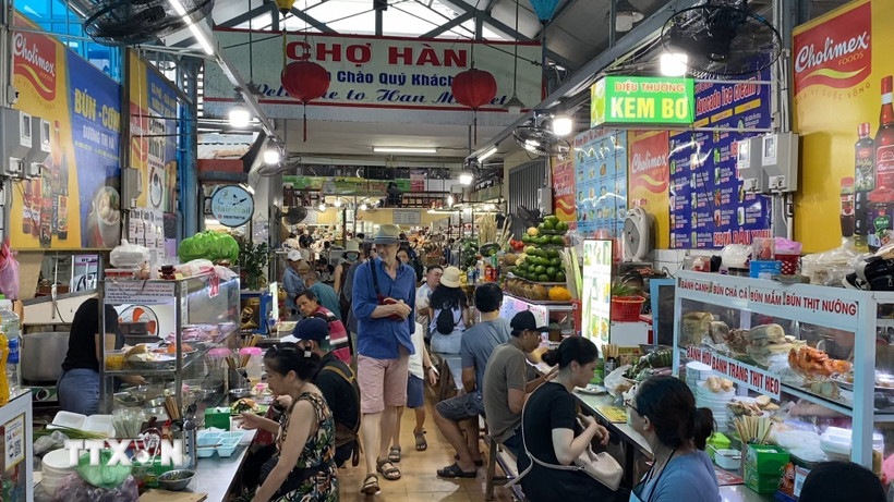 Khu ẩm thực của chợ Cồn luôn thu hút lượng lớn du khách đến thưởng thức các món đặc sản nổi tiếng của Đà Nẵng. (Ảnh Xuân Quý/TTXVN)