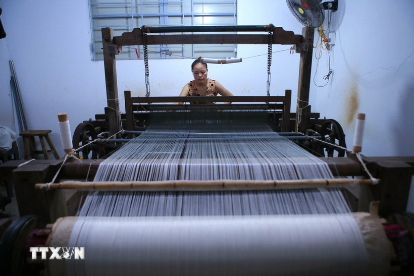 Một xưởng xe tơ thủ công tại làng nghề ươm tơ Cổ Chất,xã Ninh Giang (Ninh Bình). (Ảnh: Công Luật/TTXVN)