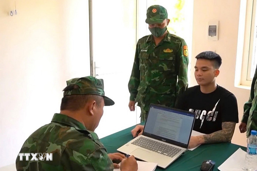 Cán bộ Đồn Biên phòng Cửa khẩu Mỹ Quý Tây, Ban Chỉ huy Bộ đội Biên phòng tỉnh Tây Ninh lấy lời khai của một trong bốn đối tượng. (Ảnh: TTXVN phát)