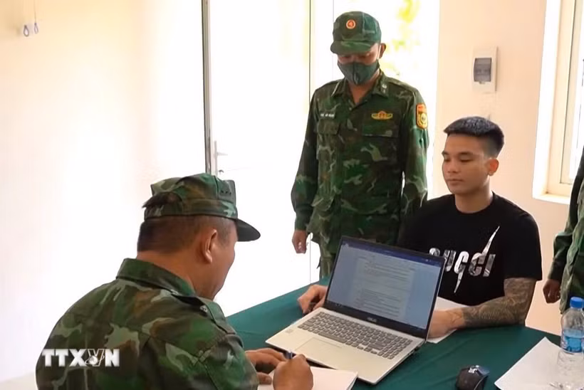 Cán bộ Đồn Biên phòng Cửa khẩu Mỹ Quý Tây, Ban Chỉ huy Bộ đội Biên phòng tỉnh Tây Ninh lấy lời khai của một trong bốn đối tượng. (Ảnh: TTXVN phát)