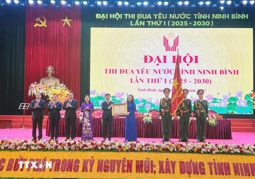 Phó Chủ tịch nước Võ Thị Ánh Xuân, Phó Chủ tịch thứ nhất Hội đồng Thi đua-Khen thưởng Trung ương đã trao Huân chương Lao động hạng Nhất của Chủ tịch nước cho tỉnh Ninh Bình. (Ảnh: Đại Nghĩa/TTXVN)