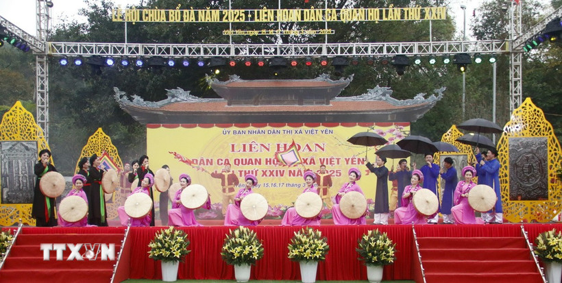 Một tiết mục quan họ do các liền anh, liền chị biểu diễn. (Ảnh: Đồng Thúy/TTXVN)