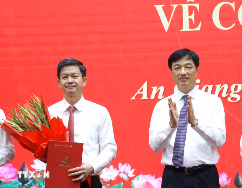 Ủy viên Bộ Chính trị, Bí thư Trung ương Đảng, Trưởng Ban Tổ chức Trung ương Nguyễn Duy Ngọc trao quyết định của Bộ Chính trị về công tác cán bộ đối với đồng chí Lê Quang Tùng. (Ảnh: Văn Sĩ/ TTXVN)