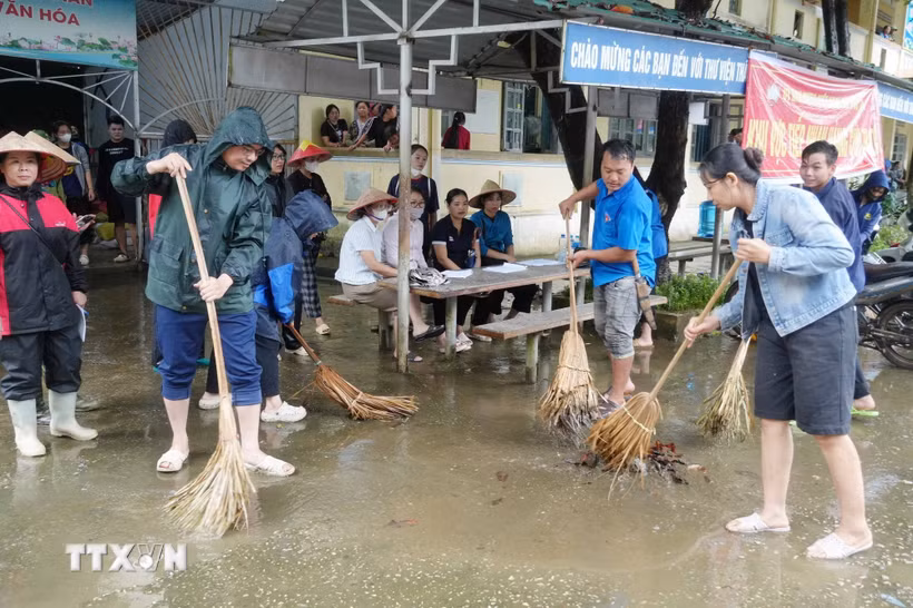Dọn dẹp vệ sinh tại các điểm tiếp nhận người sơ tán tránh lũ tại Trường Trung học Cơ sở Pắc Ta, xã Pắc Ta. (Ảnh: Nguyễn Oanh/TTXVN)