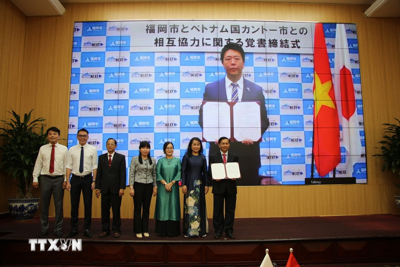 Lễ ký kết Bản ghi nhớ giữa Ủy ban Nhân dân thành phố Cần Thơ và Chính quyền thành phố Fukuoka (Nhật Bản). (Ảnh: Nguyễn Hằng/TTXVN)