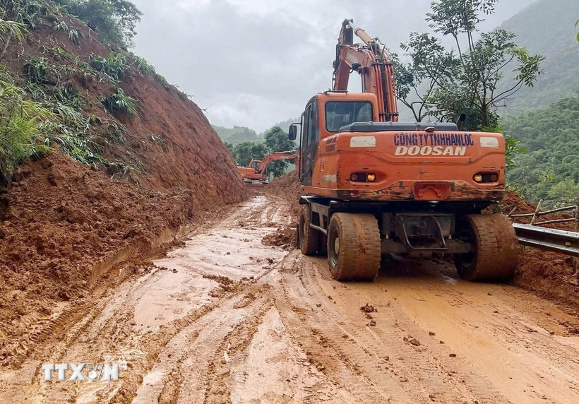 Đơn vị chức năng tỉnh Sơn La huy động phương tiện máy móc khắc phục tuyến đường. (Ảnh: TTXVN phát)
