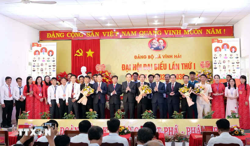 Ông Trần Lưu Quang, Bí thư Trung ương Đảng, Trưởng Ban Chính sách, chiến lược Trung ương chúc mừng Ban chấp hành Đảng bộ xã Vĩnh Hải ra mắt Đại hội. (Ảnh: Công Thử/TTXVN)
