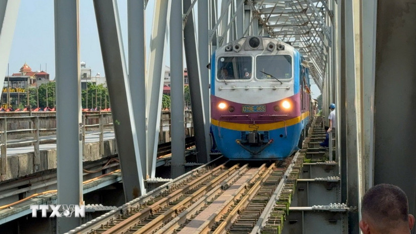 Tàu hỏa qua cầu Đuống. (Nguồn: TTXVN)