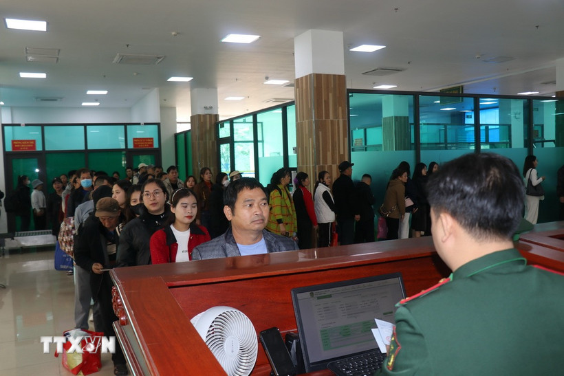 Du khách xếp hàng chờ làm thủ tục xuất nhập cảnh qua cửa khẩu Quốc tế Lào Cai. (Ảnh Hồng Ninh/TTXVN)