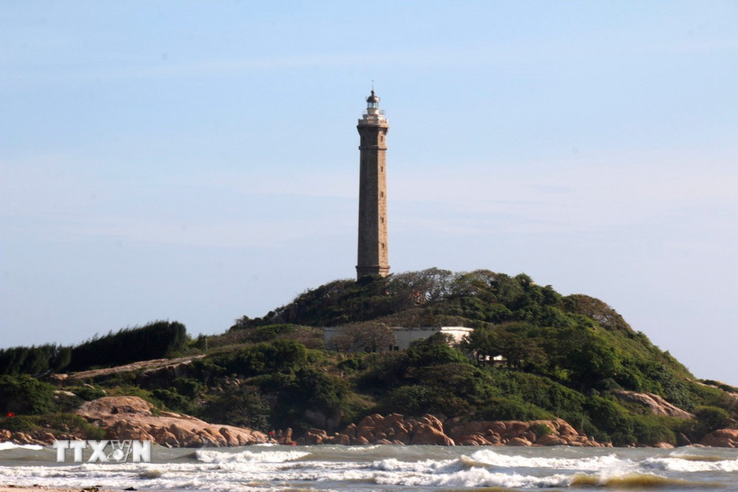 Khám phá Hải đăng Kê Gà gần 130 năm tuổi - ngọn hải đăng cao nhất Việt Nam Hải đăng Kê Gà tọa lạc trên Đảo Kê Gà (xã Tân Thành) cách đất liền khoảng 500m. (Ảnh: Hồng Hiếu/TTXVN)
