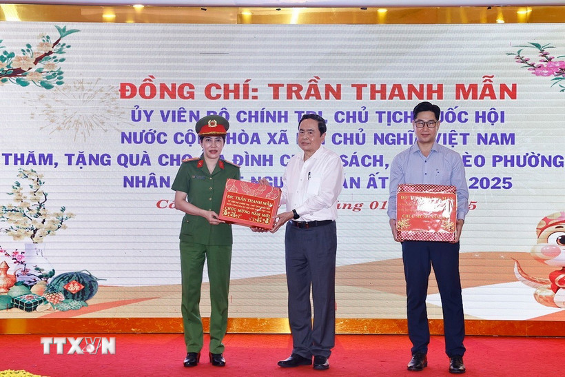 Chủ tịch Quốc hội Trần Thanh Mẫn tặng quà Tết cho chính quyền và công an phường Tân An. (Ảnh: Doãn Tấn/ TTXVN)