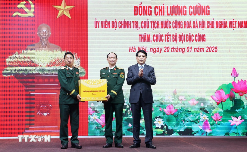 Chủ tịch nước Lương Cường tặng quà, chúc Tết cán bộ, chiến sỹ Bộ Tư lệnh Binh chủng Đặc công. (Ảnh: Lâm Khánh/TTXVN)