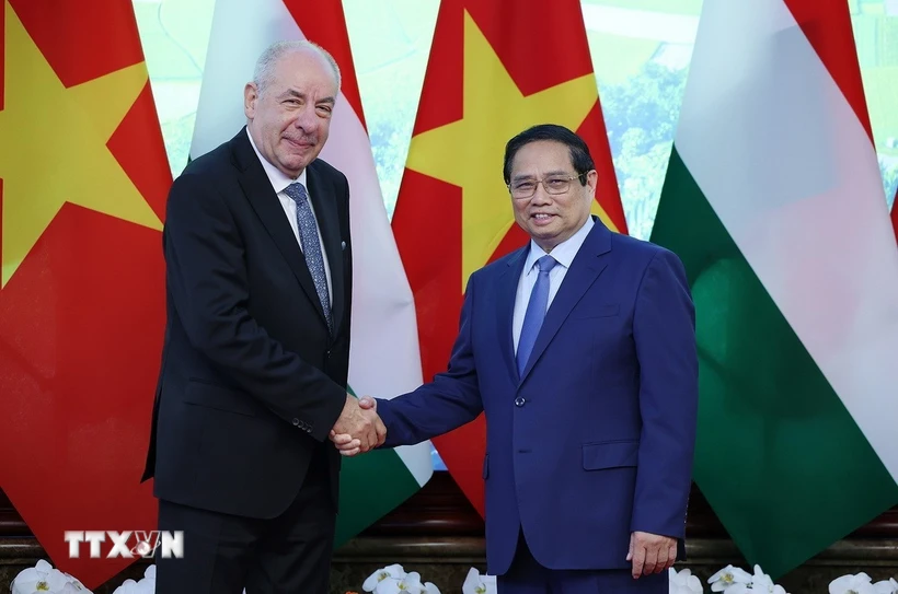 Le Premier ministre Pham Minh Chinh a rencontré le président hongrois Sulyok Tamas. (Photo : Duong Giang/VNA)