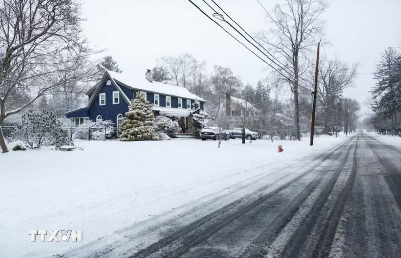 Tuyết phủ trắng Norwood, New Jersey, Mỹ ngày 27/12/2025. (Ảnh: REUTERS/TTXVN)