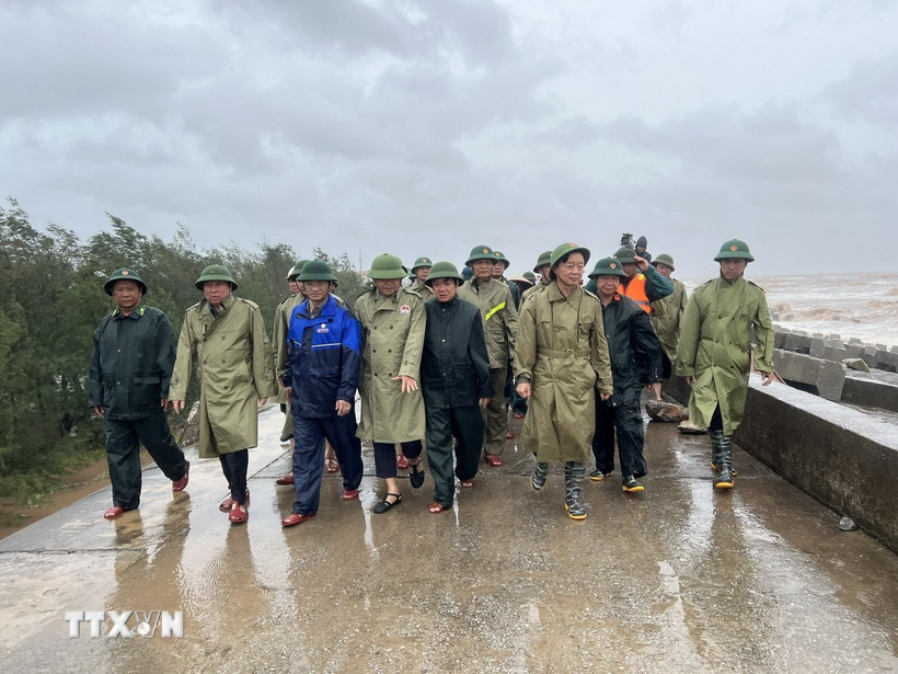 Phó Thủ tướng Chính phủ Trần Hồng Hà và đoàn công tác kiểm tra công tác khắc phục hậu quả tại kè Hải Thịnh 3 (Ninh Bình). (Ảnh: Công Luật/TTXVN)