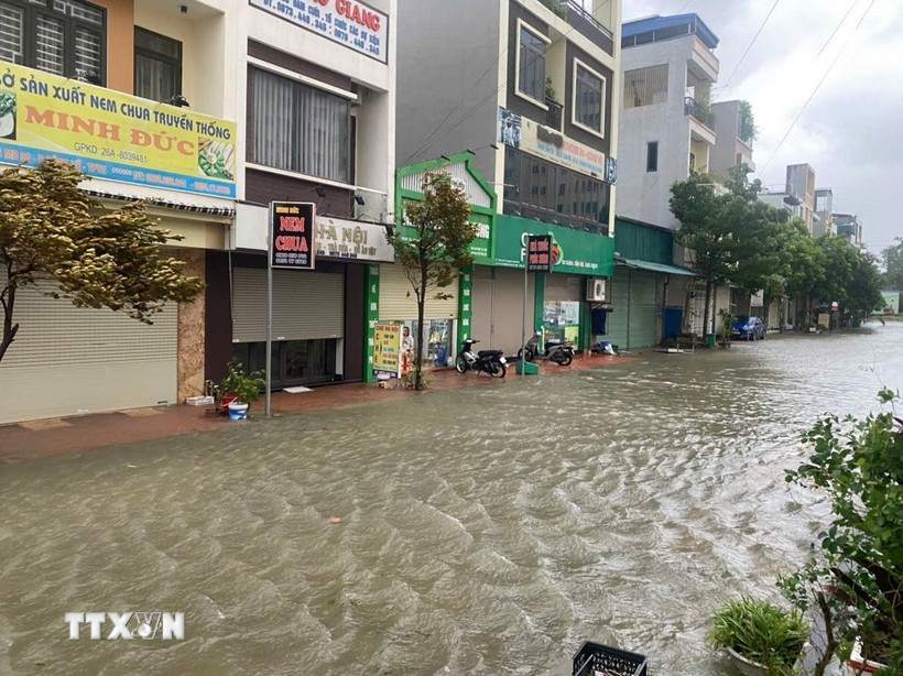 Khu vực sảnh chung cư Tân Thành 1, phường Hạc Thành, nước vẫn tiếp tục dâng cao. (Ảnh: Khiếu Tư/TTXVN)