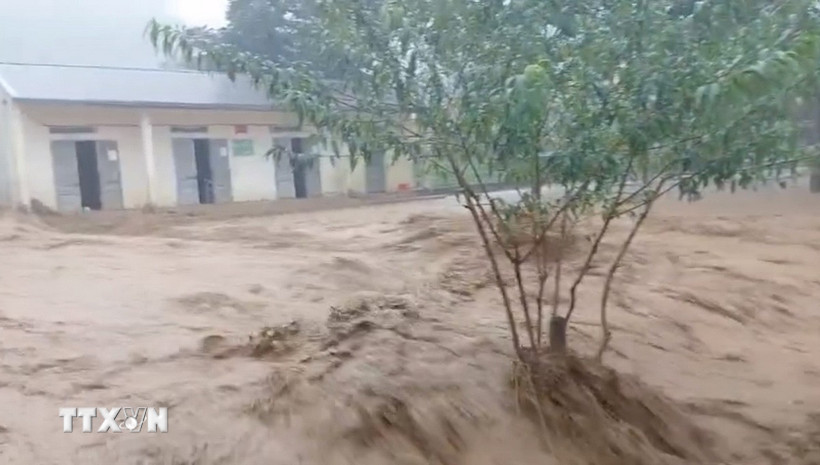 Nước lũ đổ về một số trường học ở các xã của tỉnh Sơn La. (Ảnh: TTXVN phát)