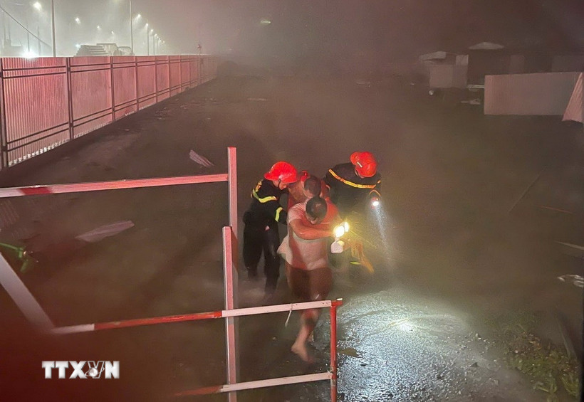 Đội Phòng cháy chữa cháy và Cứu nạn cứu hộ số 1 cứu hộ thành công 4 người bị mắc kẹt trong căn nhà ở phường Trường Vinh. (Ảnh: TTXVN phát)