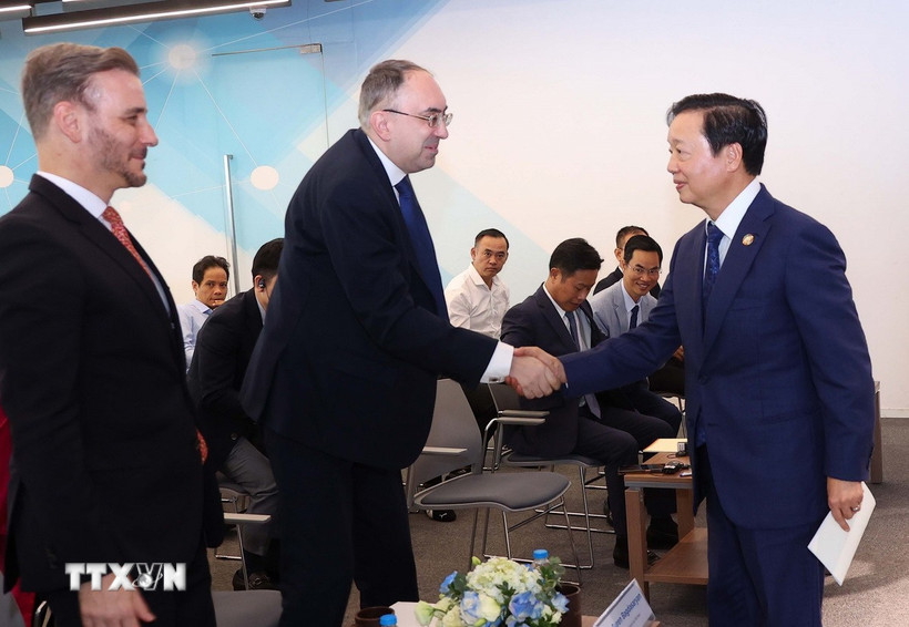 Phó Thủ tướng Trần Hồng Hà với Đại sứ Cộng hòa Armenia tại Việt Nam Suren Bagdasaryan. (Ảnh: Văn Điệp/ TTXVN)