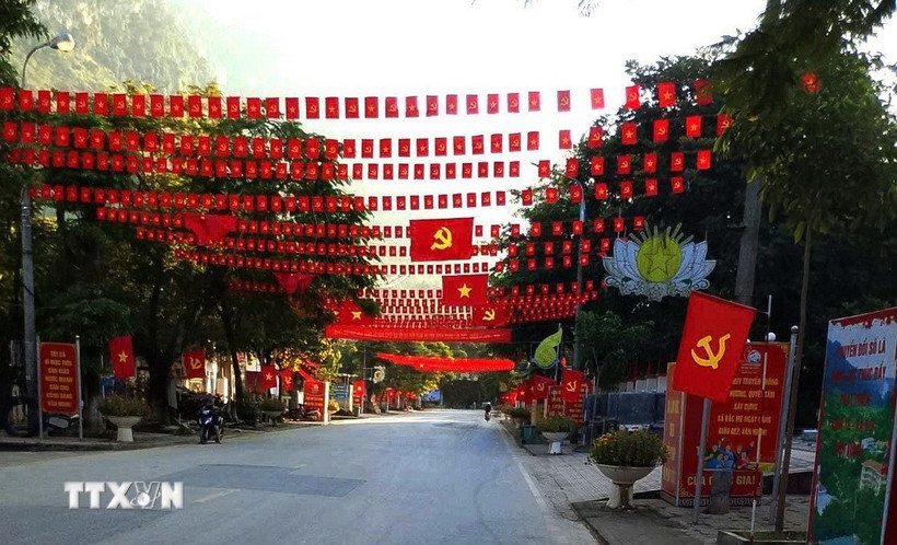 Không khí rực rỡ cờ hoa tại trung tâm xã Bắc Mê, chào mừng Đại hội Đảng bộ tỉnh Tuyên Quang lần thứ nhất, nhiệm kỳ 2025-2030. (Ảnh: TTXVN phát)