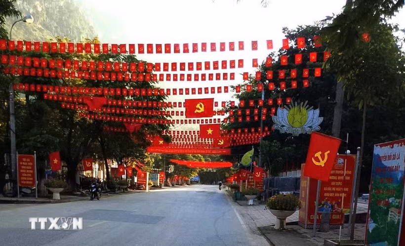 Không khí rực rỡ cờ hoa tại trung tâm xã Bắc Mê, chào mừng Đại hội Đảng bộ tỉnh Tuyên Quang lần thứ nhất, nhiệm kỳ 2025-2030. (Ảnh: TTXVN phát)
