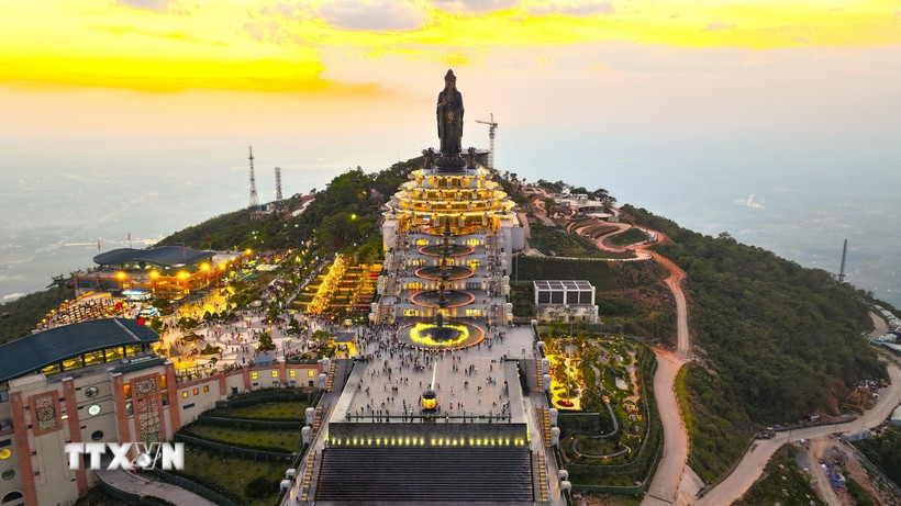 Toàn cảnh Khu Du lịch Quốc gia núi Bà Đen. (Ảnh: Minh Phú/TTXVN)