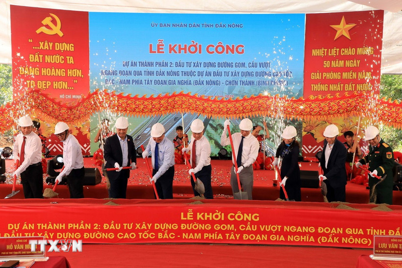 Các đại biểu thực hiện nghi thức khởi công. (Ảnh: Ngọc Minh/TTXVN)