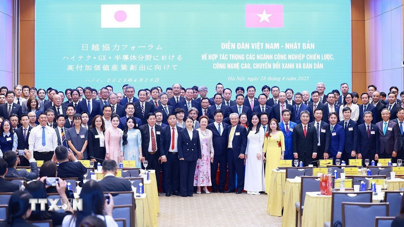 Thủ tướng Phạm Minh Chính và Thủ tướng Nhật Bản Ishiba Shigeru với lãnh đạo các doanh nghiệp tham dự Diễn đàn doanh nghiệp Việt Nam-Nhật Bản. (Ảnh: Dương Giang/TTXVN)