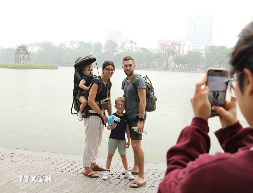 Đoàn khách du lịch Trung Quốc tham quan Khu Di tích Hoàng thành Thăng Long. (Ảnh: Tuấn Đức/TTXVN)