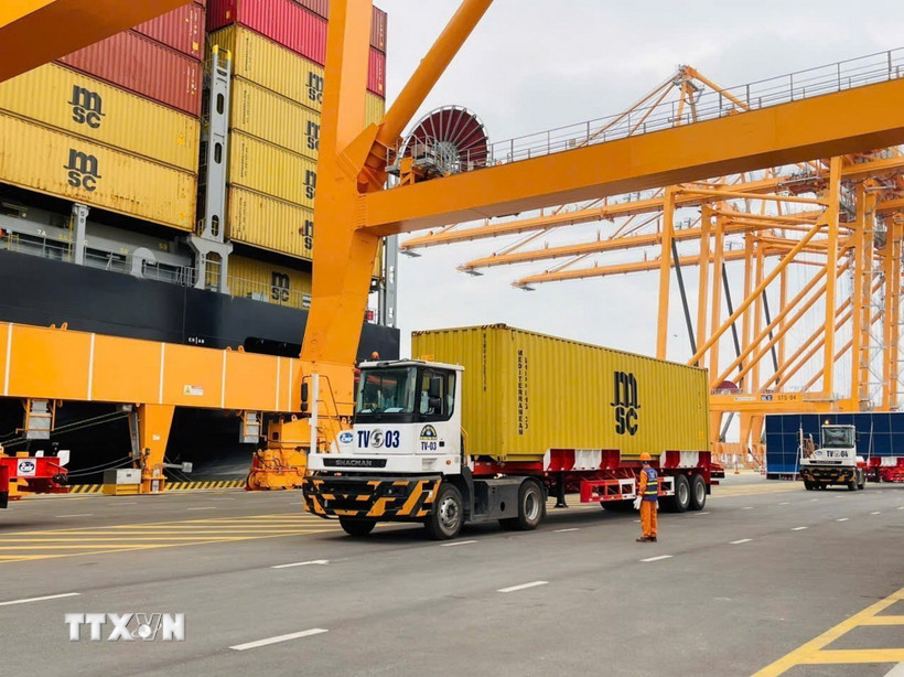 Các doanh nghiệp xuất nhập hàng tại cảng container số 3 và số 4 thuộc Cảng cửa ngõ quốc tế Hải Phòng. (Ảnh: Hoàng Ngọc/TTXVN)