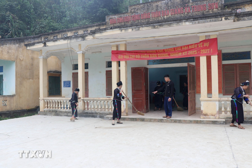 Bà con nhân dân thôn Bản Giáng, xã Trung Sơn (Tuyên Quang) dọn dẹp Nhà văn hóa thôn để chuẩn bị tổ chức các hoạt động dịp Tết cổ truyền. (Ảnh: Hoàng Hải/TTXVN)