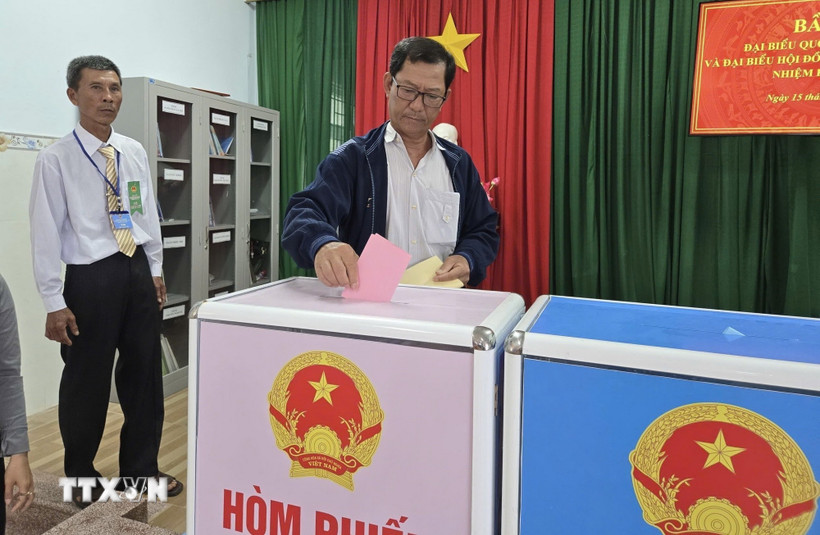 Các cử tri trên đảo tiền tiêu Nhơn Châu (tỉnh Gia Lai) tham gia bỏ phiếu bầu đại biểu Quốc hội khóa XVI và đại biểu Hội đồng Nhân dân các cấp nhiệm kỳ 2026-2031. (Ảnh: Quang Thái/TTXVN)