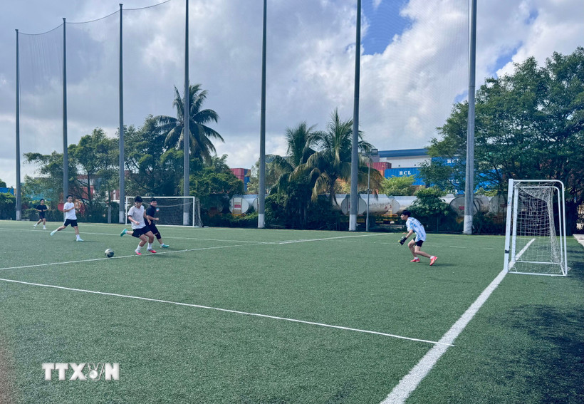 Trận đấu bóng đá khai mạc giải Đấu trường thể thao VNYA 2026. (Ảnh: Đỗ Vân/TTXVN)