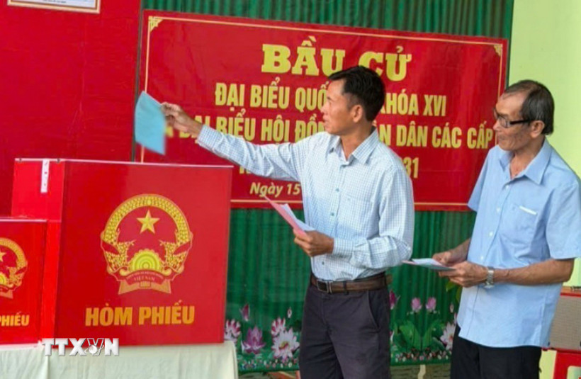 Các cử tri bỏ phiếu tại khu vực bỏ phiếu số 19, tổ 17, phường Long Bình. (Ảnh: Sỹ Tuyên/TTXVN)