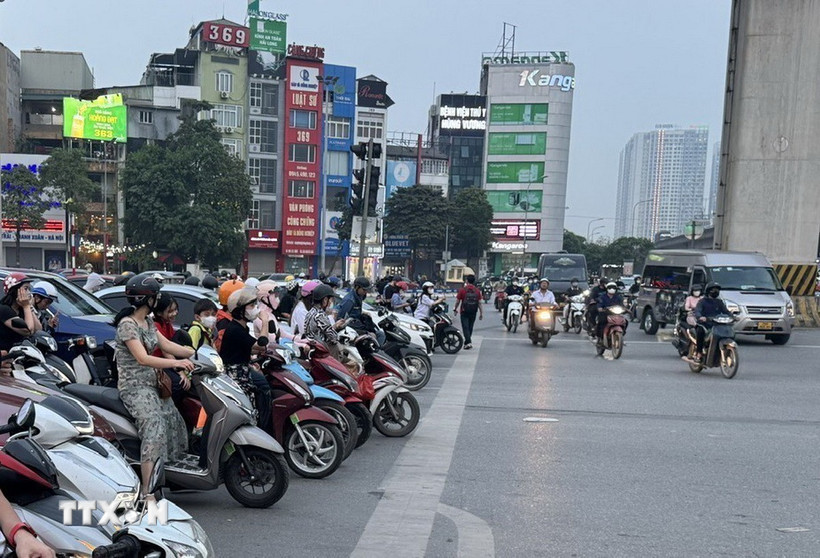 Việc hướng tới loại bỏ xe máy chạy xăng đang là nhiệm vụ cấp bách đặt ra với Thủ đô Hà Nội trong mục tiêu chung phấn đấu đạt mục tiêu phát thải ròng bằng "0" vào năm 2050. (Ảnh: Quốc Lũy/TTXVN)