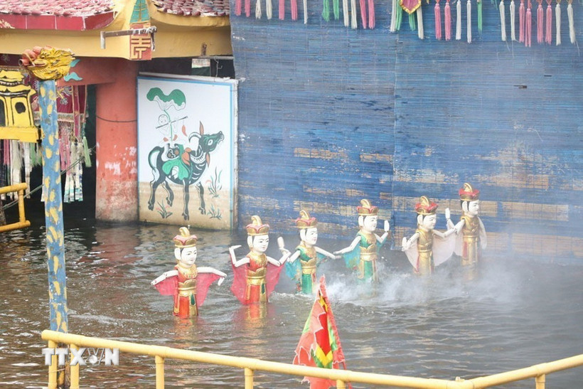 Tiết mục trong chương trình biểu diễn múa rối nước phục vụ du khách của phường múa rối nước Hồng Phong (Hải Phòng). (Ảnh: Mạnh Minh/TTXVN)