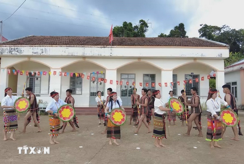 Đội múa tại nhà văn hóa cộng đồng thôn Hưng Đăng (xã Bù Đăng) tập biểu diễn múa của dân tộc S’tiêng. (Ảnh: K GỬIH/TTXVN)