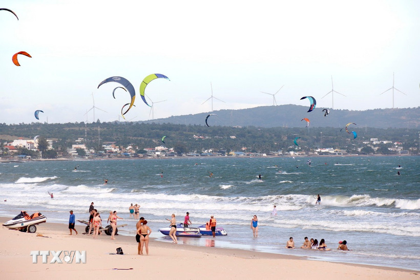 Tuyến du lịch biển với loại hình thể thao, nghỉ dưỡng biển tiếp tục hút khách trong kỳ nghỉ Tết dương lịch tại Lâm Đồng. (Ảnh: Hồng Hiếu/TTXVN)
