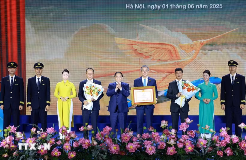 Thủ tướng Phạm Minh Chính trao Bằng khen tặng Tổng Công ty Hàng không Việt Nam. (Ảnh: Dương Giang/TTXVN)