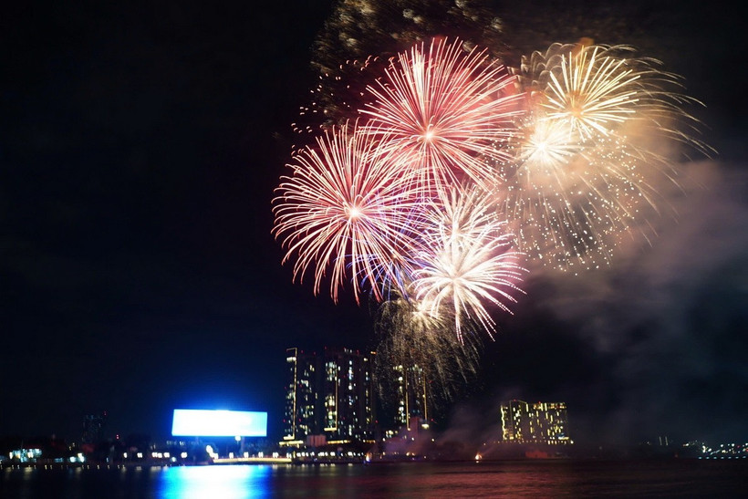 Điểm bắn pháo hoa đầu đường hầm sông Sài Gòn dịp Năm mới 2025 nhìn từ trên cao. (Ảnh: Thu Hương/TTXVN)