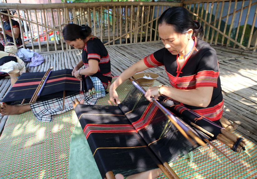 Người Cơ Tu ở xã Hòa Bắc, huyện Hòa Vang (Đà Nẵng) vẫn giữ được nghề dệt thổ cẩm truyền thống. (Ảnh: Trần Lê Lâm/TTXVN)