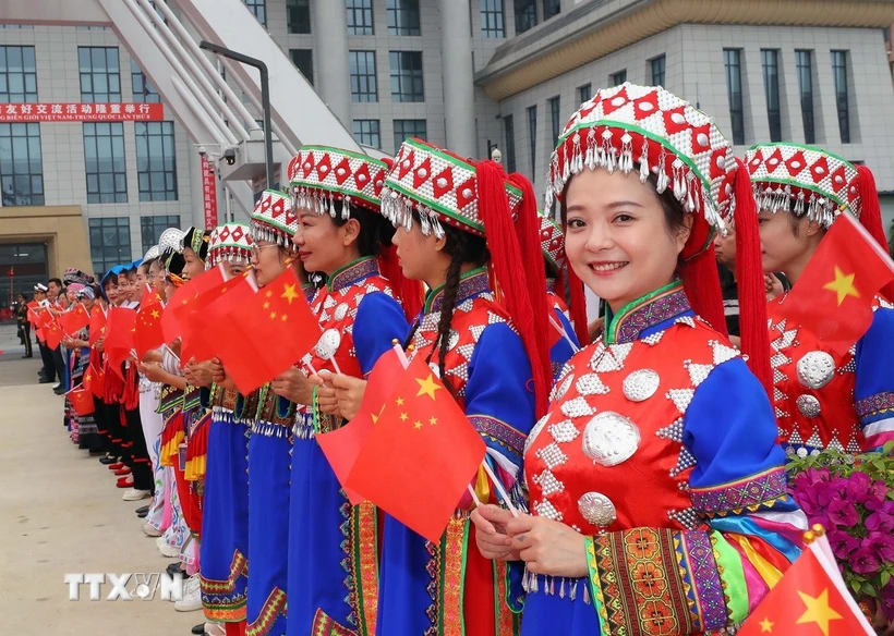 Nhân dân các dân tộc Trung Quốc tại chương trình Giao lưu Hữu nghị quốc phòng biên giới Việt Nam-Trung Quốc lần thứ 8. (Ảnh: Trọng Đức/TTXVN)