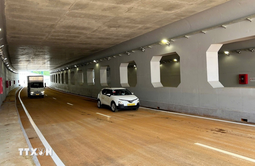 Các phương tiện lưu thông qua hầm chui HC1-01. (Ảnh: Mạnh Linh/TTXVN)