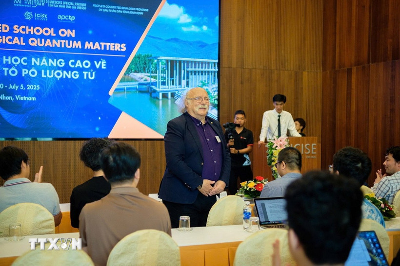 Các giáo sư hàng đầu tham gia diễn thuyết tại sự kiện. (Ảnh: TTXVN phát)