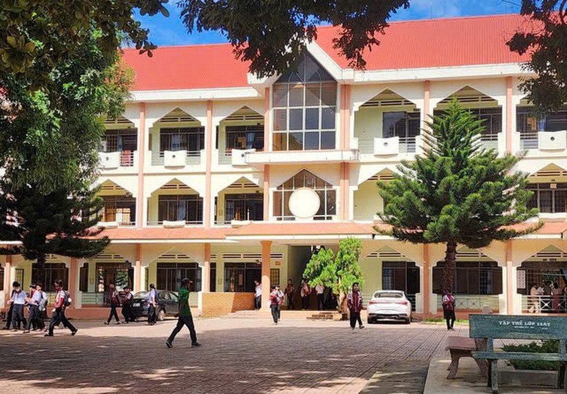 Bà Huỳnh Thị Kim Huệ, Hiệu trưởng Trường Trung học phổ thông Cao Bá Quát, bị kỷ luật cảnh cáo.