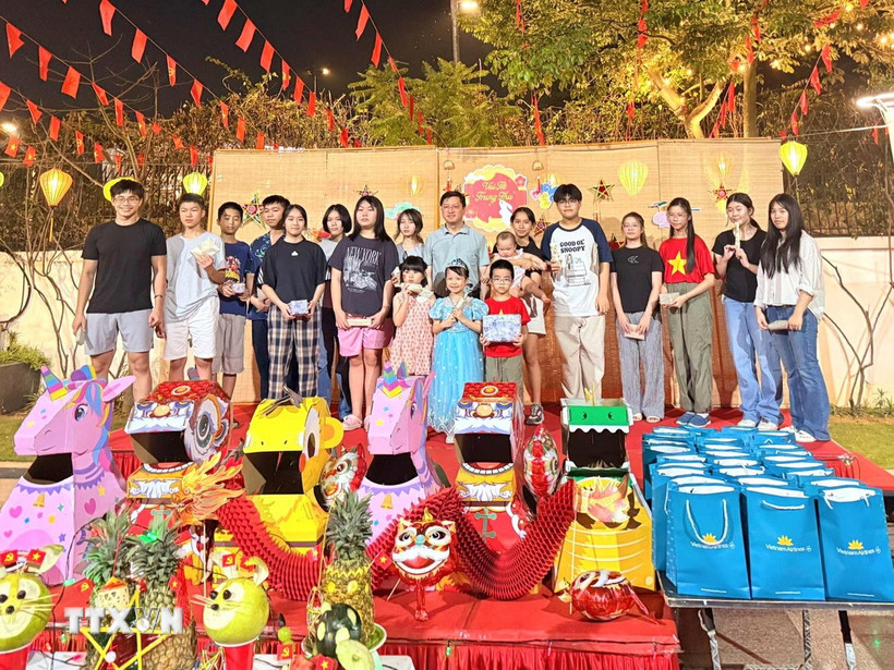 Đại sứ Nguyễn Thanh Hải chụp ảnh lưu niệm với các em nhỏ Việt Nam tại Ấn Độ. (Ảnh: Nguyễn Thúy/TTXVN)