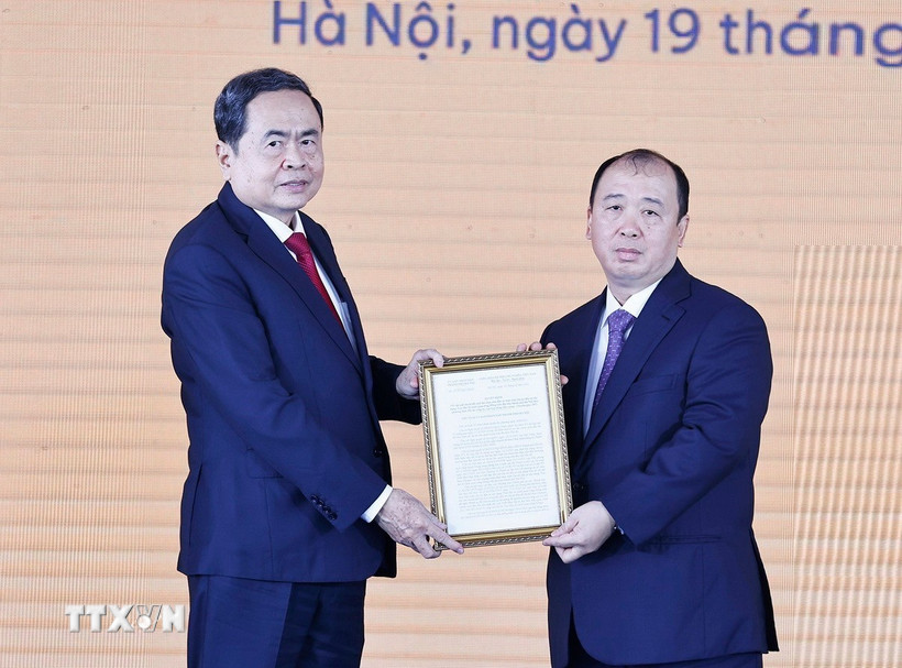 Chủ tịch Quốc hội Trần Thanh Mẫn trao Giấy phép đầu tư cho Liên danh các Nhà đầu tư Đại Quang Minh - Văn Phú - MIK Group - Thaco - T&T Group - Tập đoàn Hòa Phát. (Ảnh: Doãn Tấn/TTXVN)