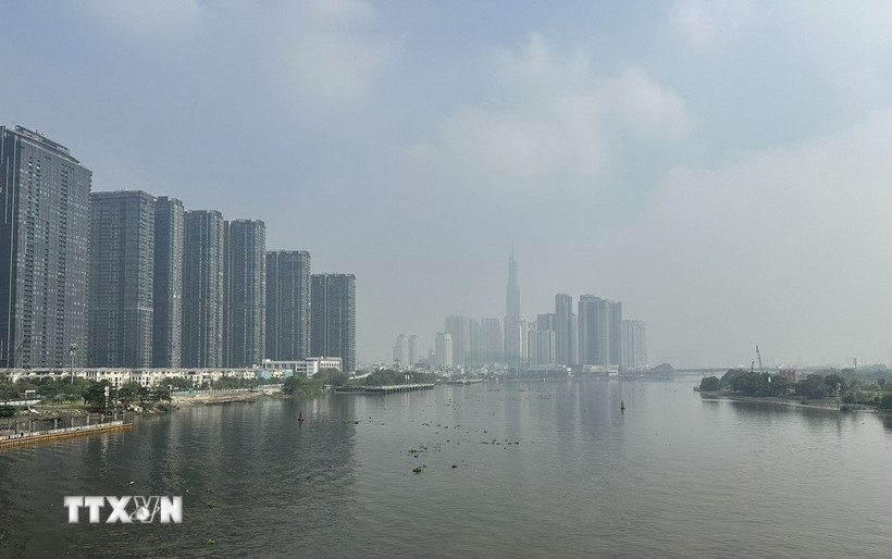 Sương mù bao phủ bầu trời Thành phố Hồ Chí Minh. (Ảnh: Hương Giang/TTXVN)