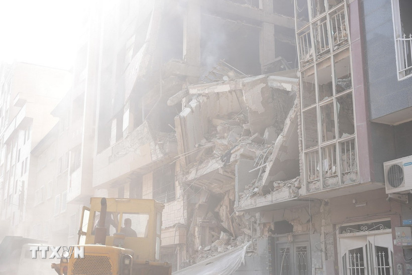 Các tòa nhà bị phá hủy sau cuộc không kích của Israel tại Tehran, Iran. (Ảnh: THX/TTXVN)